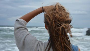 Cheveux et peau : voici les 7 meilleures façons de vous protéger de l’eau salée et du chlore !