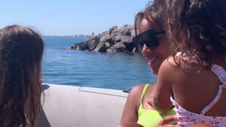 Amel Bent en vacances, elle pose en bikini fluo avec ses deux filles